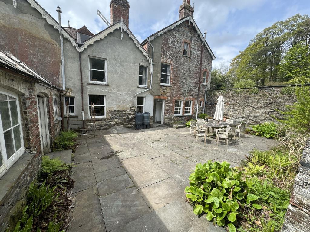 Lot: 8 - DETACHED VICTORIAN RESIDENCE FOR REFURBISHMENT SET IN 1.5 ACRES - 
